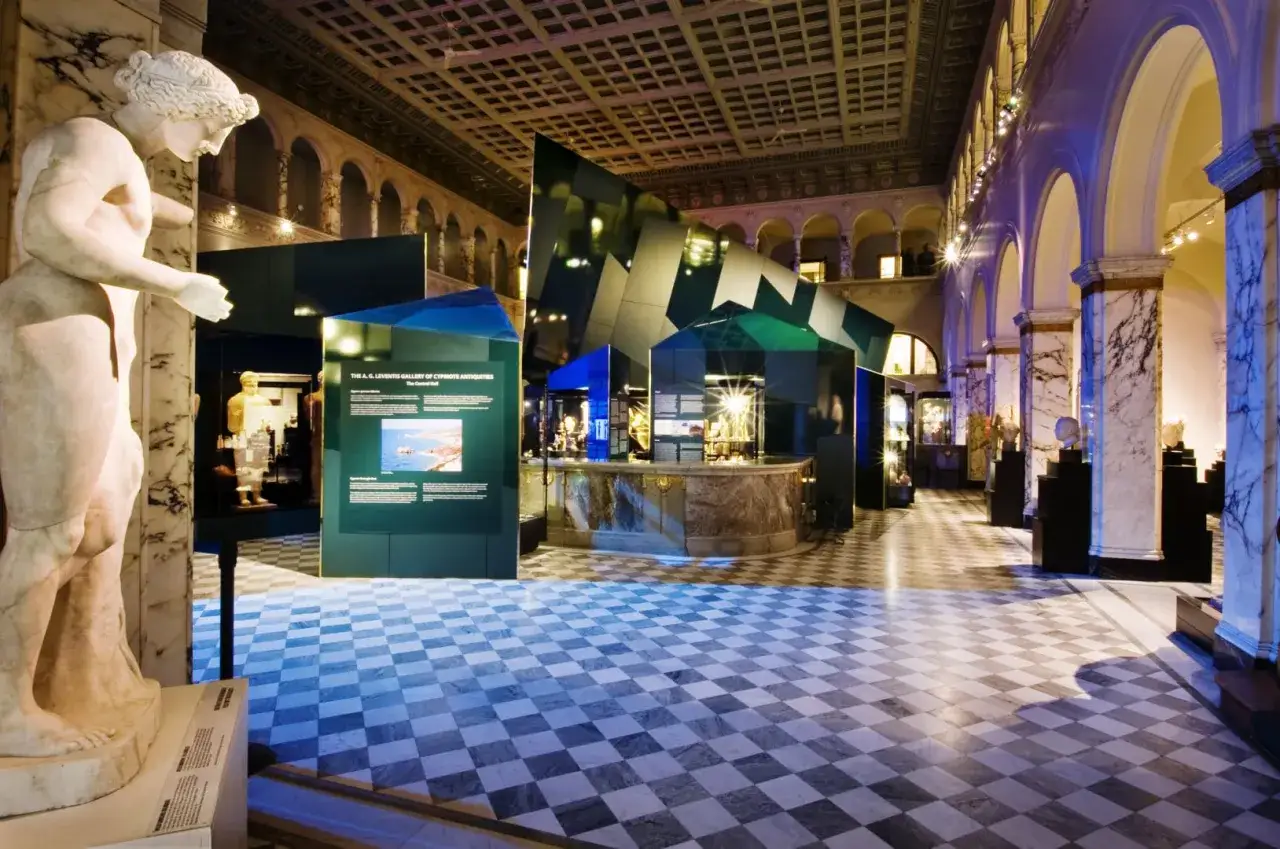 Antik staty i Medelhavsmuseet Stockholm, med moderna utställningsmontrar och marmorgolv.