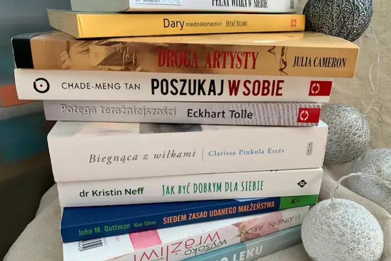 książki rozwój osobisty, osoba czytająca inspirującą książkę, mądre książki