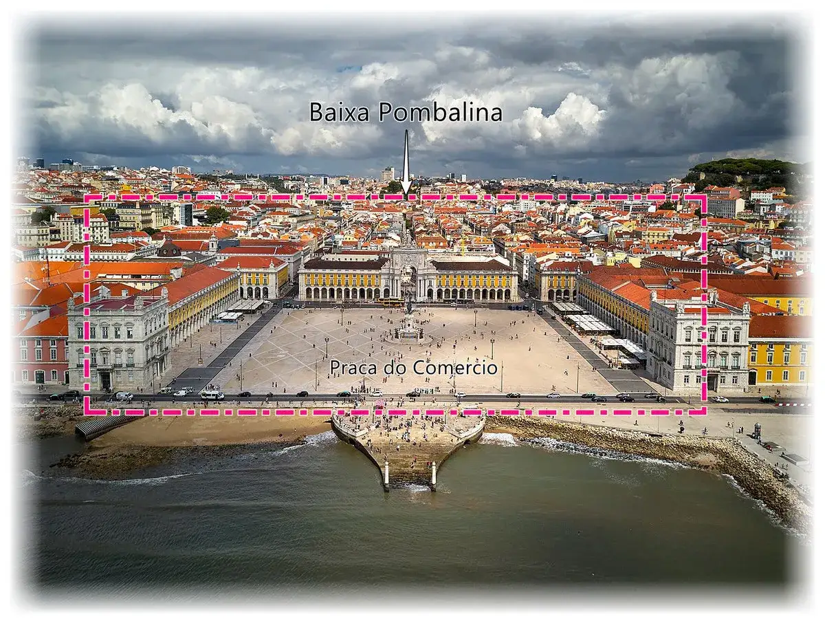 Die Baixa Pombalina in Lissabon, ein Gebiet, das nach dem **erdbeben lissabon** 1755 wiederaufgebaut wurde, mit dem Praça do Comércio am Wasser.