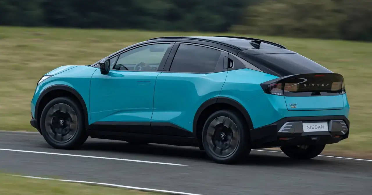 Niebieski Nissan Leaf EV w ruchu. Sprawdź atrakcyjną nissan leaf cena i wybierz swój wymarzony samochód elektryczny.