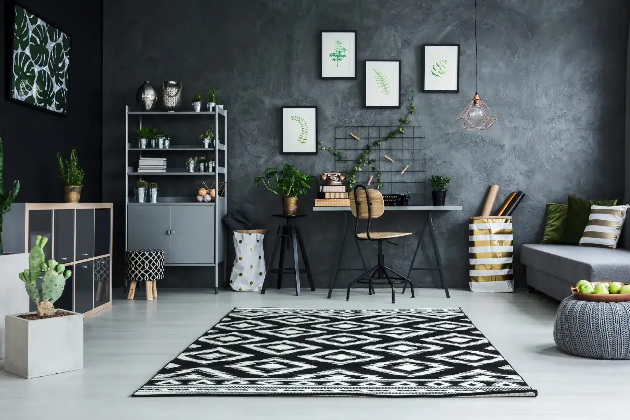 Un ufficio moderno con piante, quadri di **vernici naturali** e un tappeto geometrico.