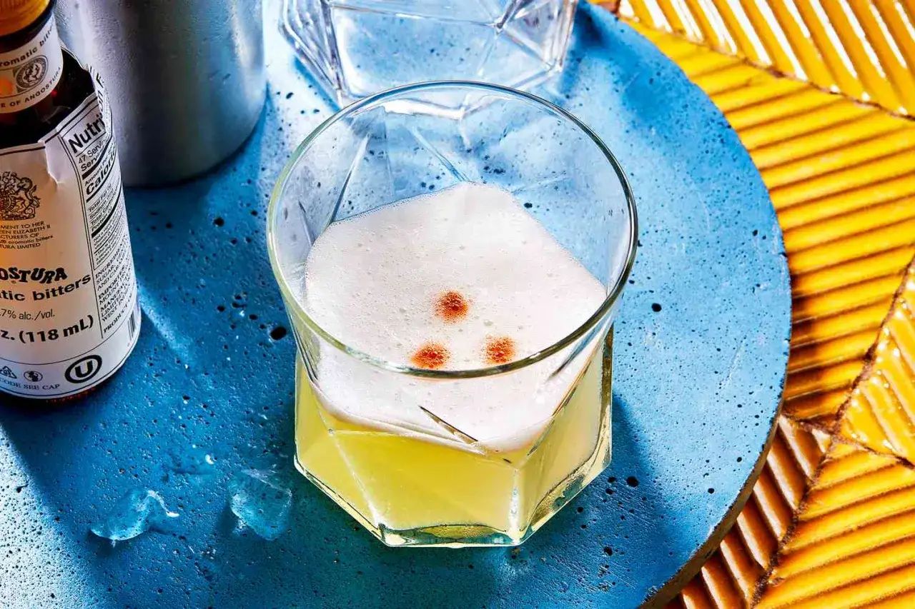 En Pisco Sour med skummig topp och tre droppar Angostura bitters. Perfekt f&ouml;r ditt pisco sour recept.