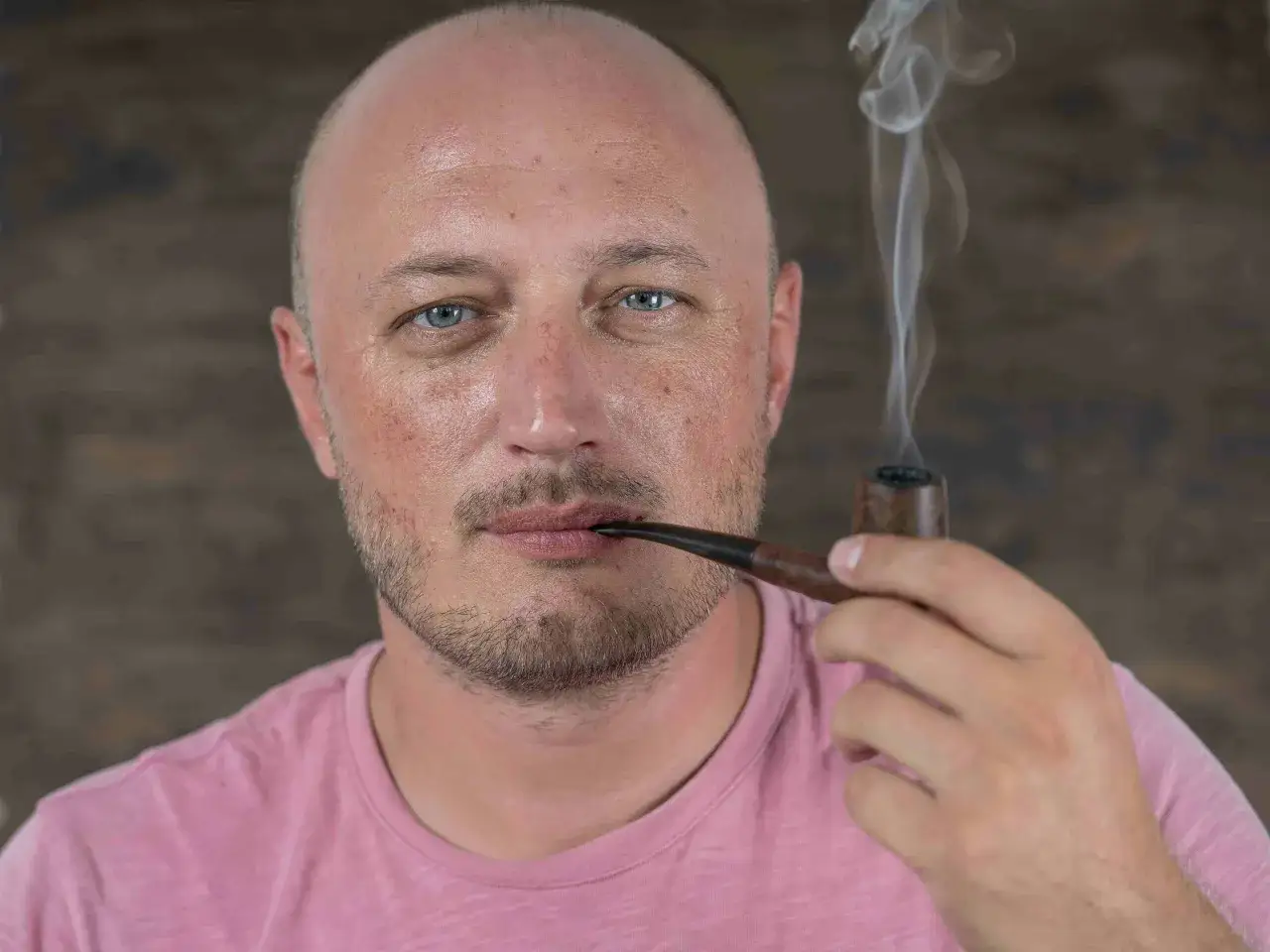 Hombre calvo con pipa y humo. Dicen que fumar hace que se te caiga el pelo.