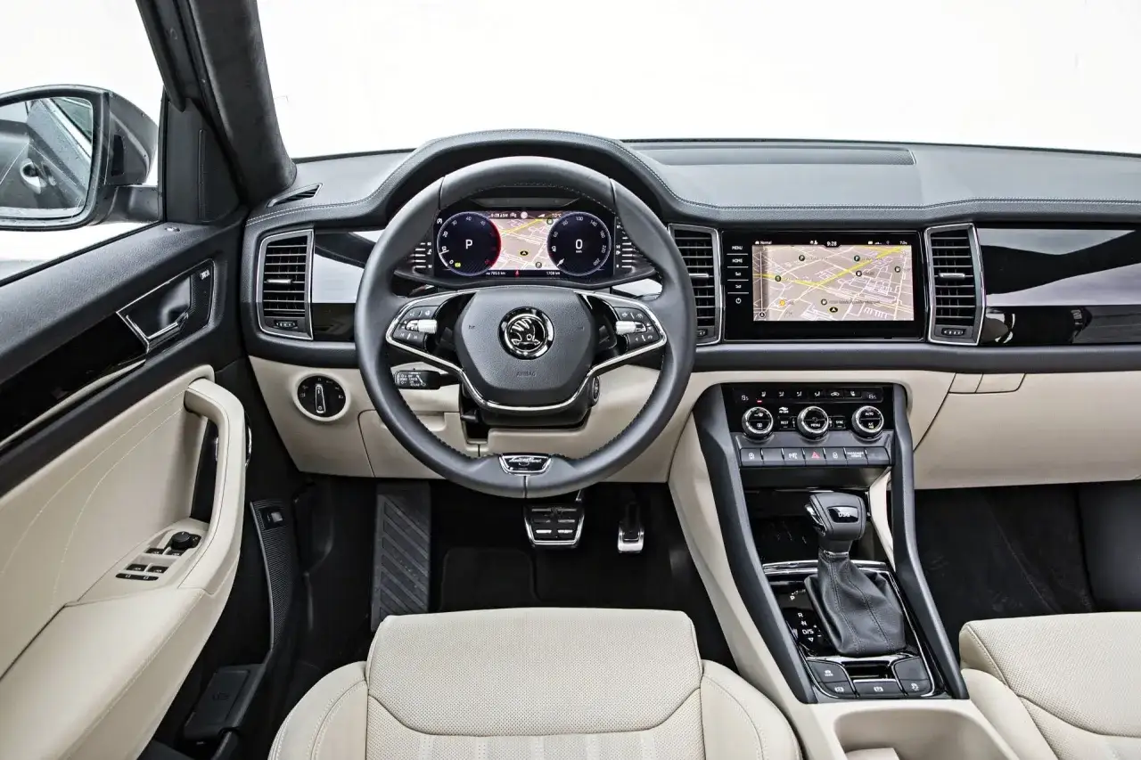 Wnętrze Skody Kodiaq z cyfrowymi zegarami i nawigacją. Sprawdź aktualną skoda kodiaq cena i wyposażenie.
