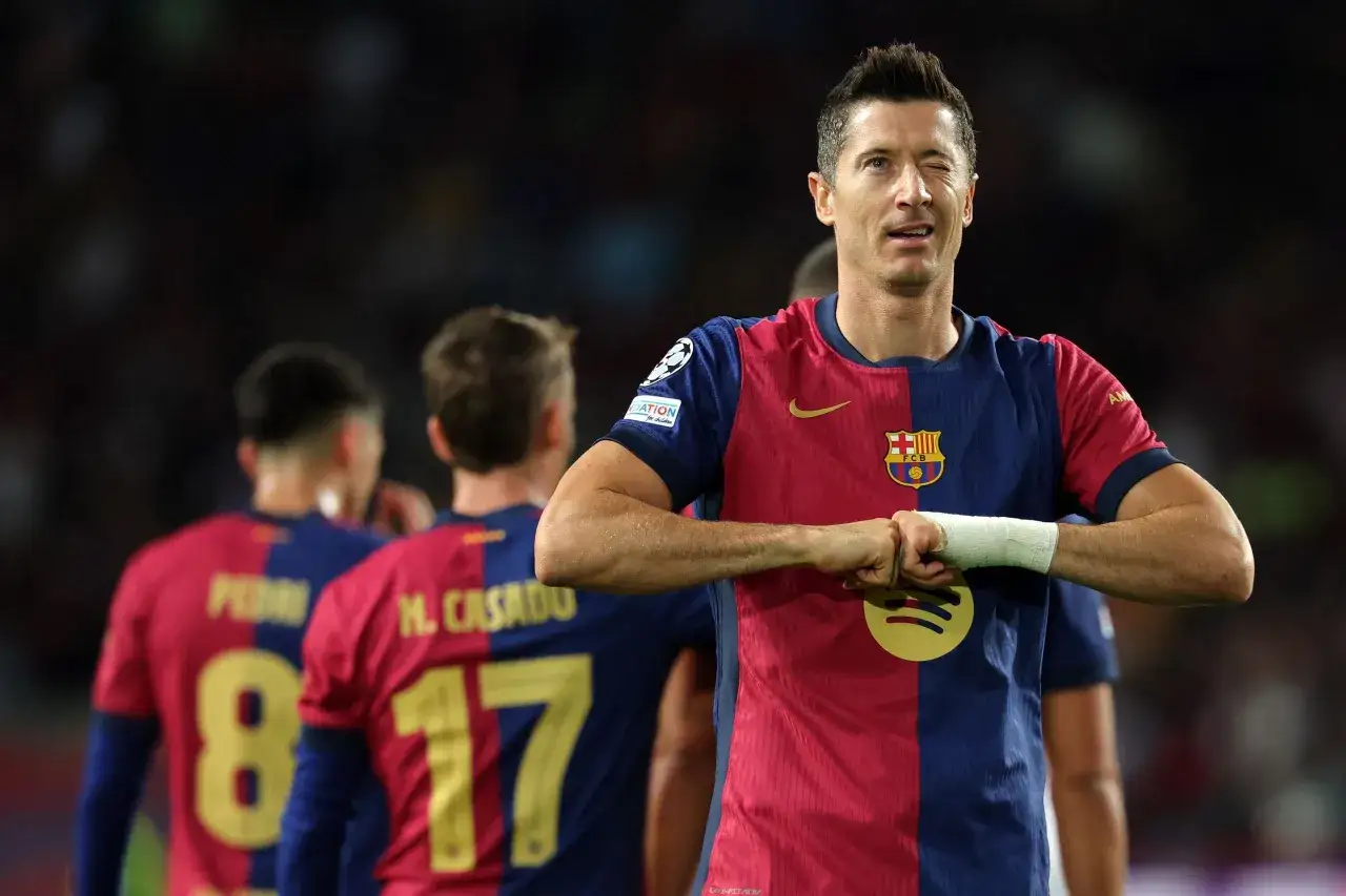 Robert Lewandowski, jeden z najlepszych strzelców Barcelony w historii, celebruje bramkę.