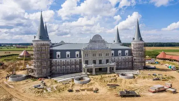 Hotel Cztery Wieże Katarzynin budowa architektura