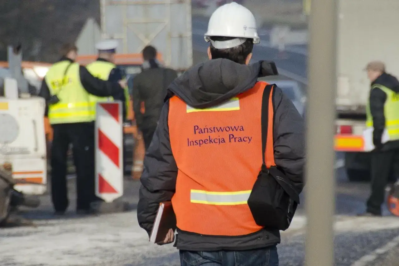Inspektorzy Państwowej Inspekcji Pracy kontrolują miejsca pracy. Jeśli wiesz, gdzie zgłosić pracę na czarno, możesz pomóc w walce z nielegalnym zatrudnieniem.