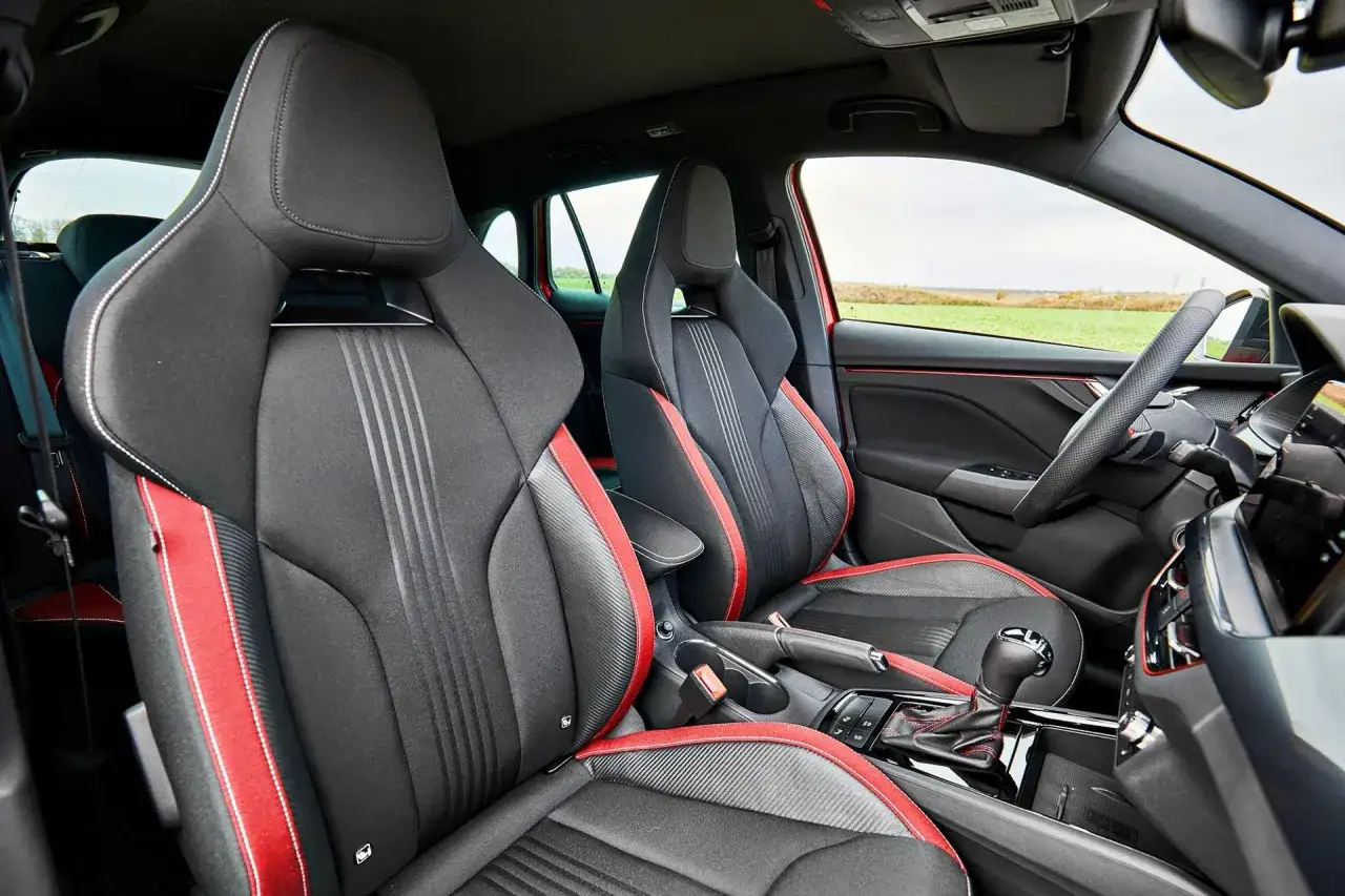 Sportowe fotele z czerwonymi akcentami w Skoda Scala Monte Carlo. Gotowi na podróż?