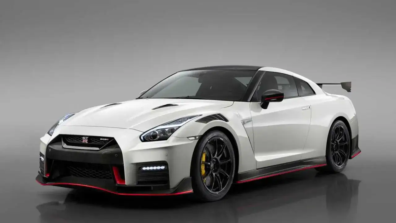 Biały Nissan GT-R Nismo z czarnym dachem i czerwonymi akcentami, gotowy do podboju toru.