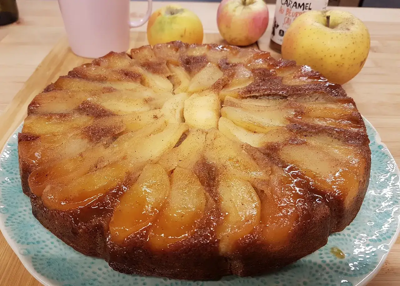 Gâteau renversé aux pommes caramélisées. Une belle alternative si vous cherchez par quoi remplacer la farine de sarrasin pour une texture moelleuse.