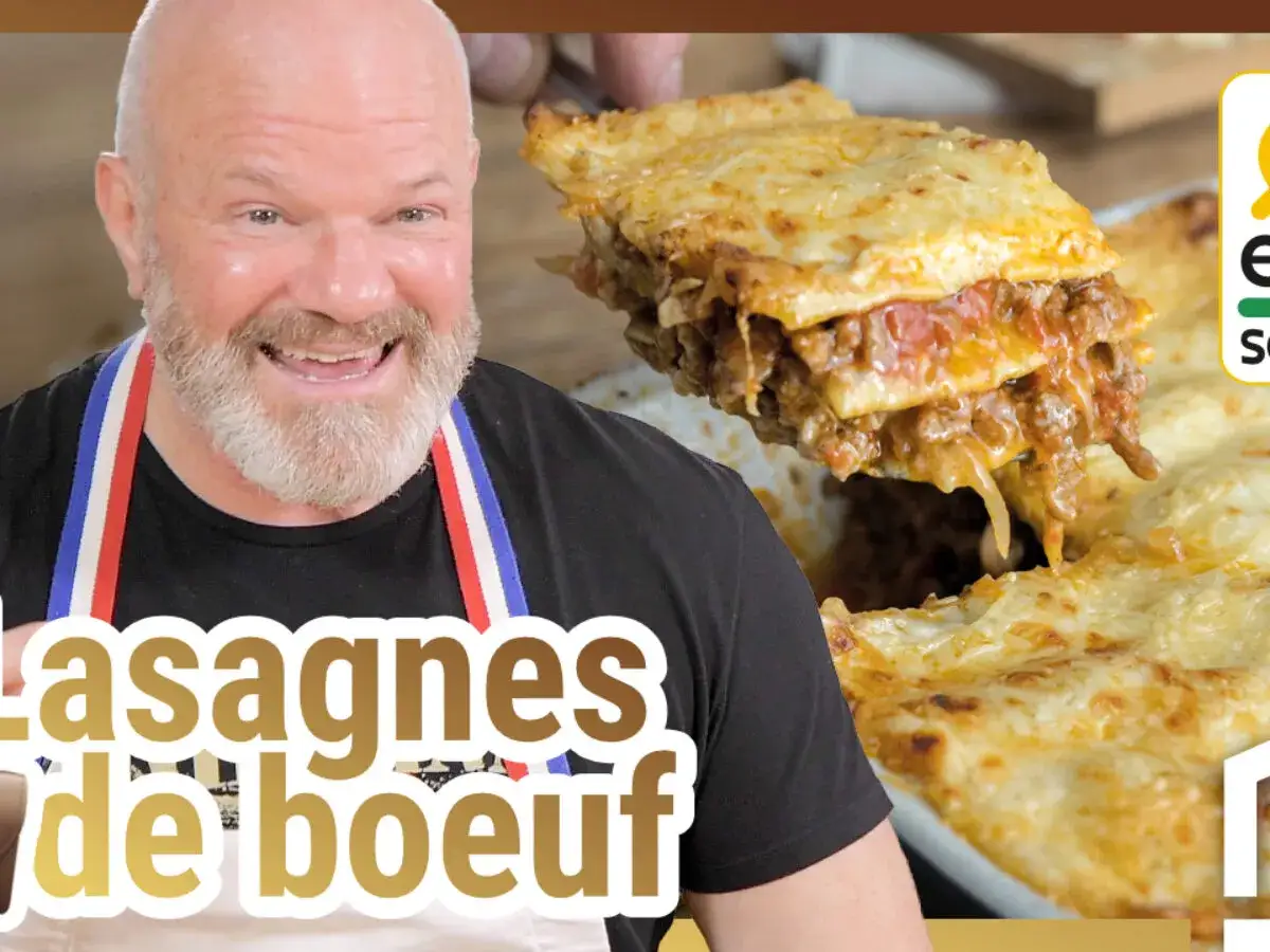 Un homme souriant présente une part de lasagnes au bœuf, un plat réconfortant. Quelle viande pour lasagne ? Le bœuf est un excellent choix !