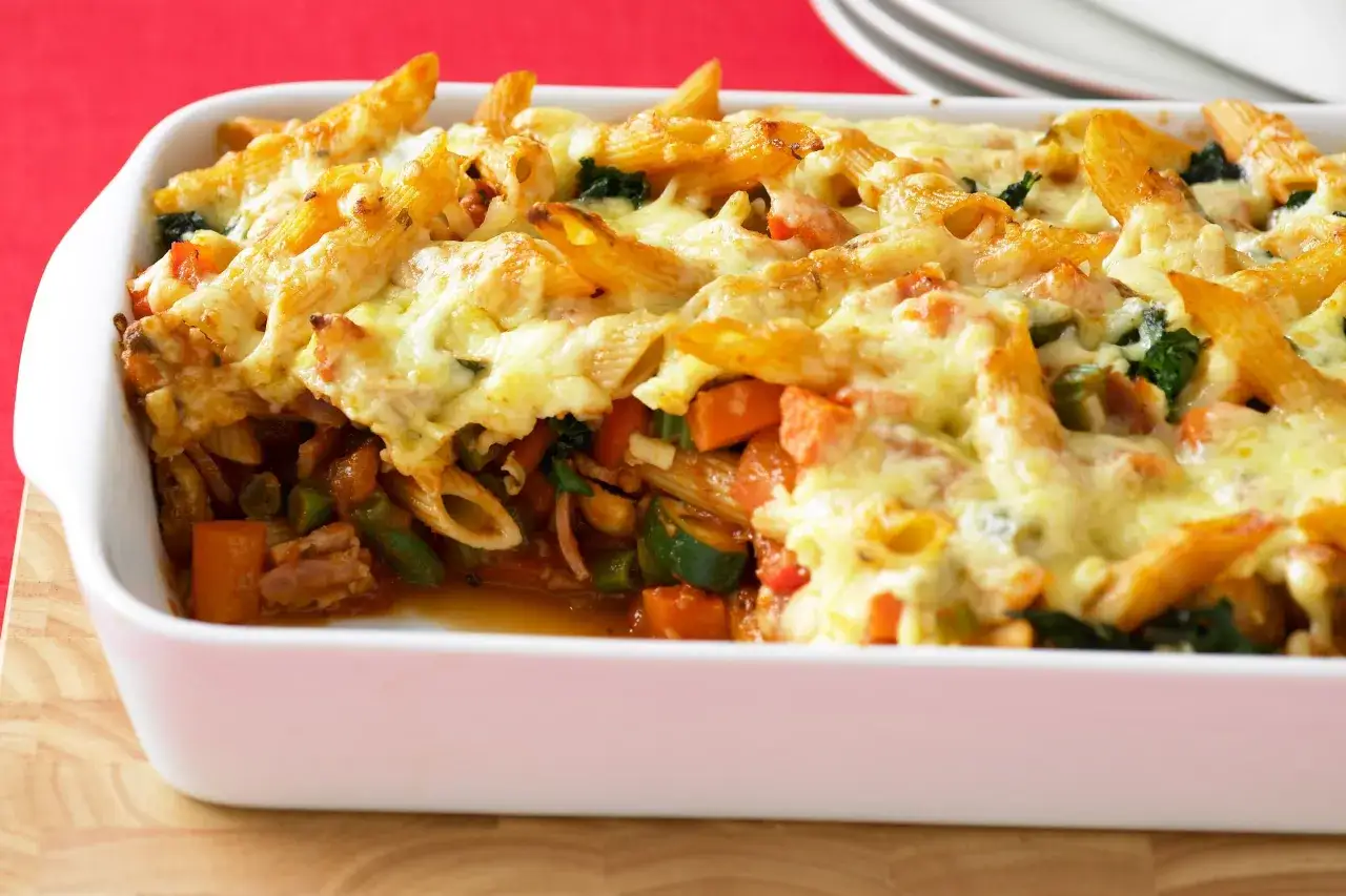 Prosta zapiekanka z makaronem penne, warzywami i ciągnącym się serem. Idealna na szybki obiad.