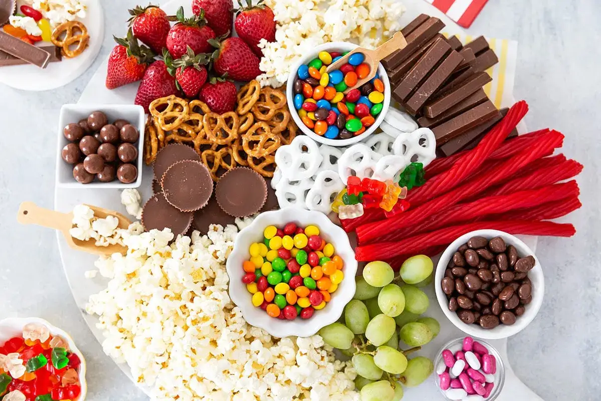 Perfekte filmabend snacks: Popcorn, Schokolade, Gummibärchen, Erdbeeren und mehr.