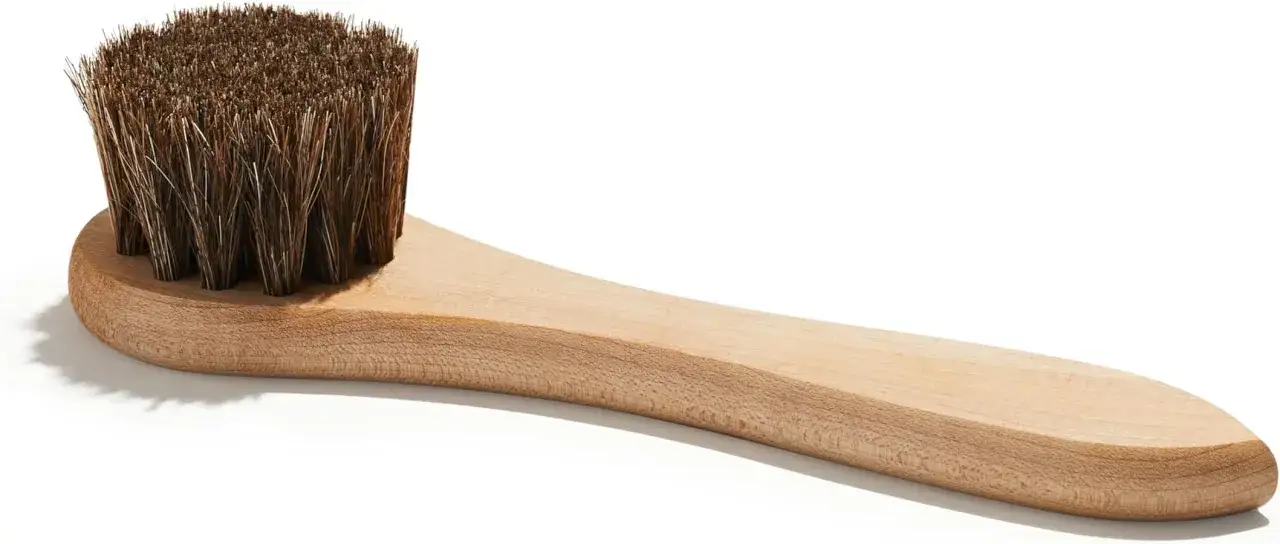 Cepillo de madera con cerdas naturales, ideal para limpiar y **hidratar botas de piel**, dejándolas como nuevas.