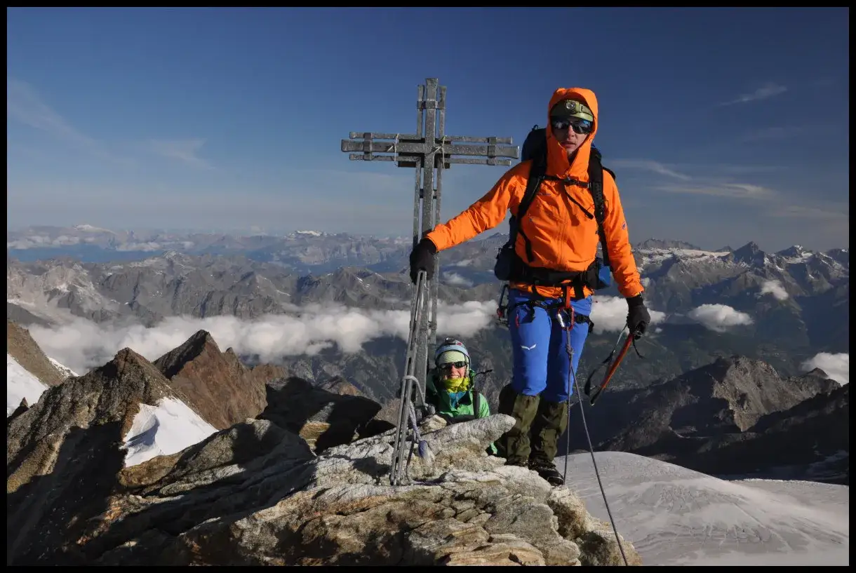 Dwóch alpinistów na szczycie, zdobywając czterotysięczniki dla początkujących. Widok zapiera dech w piersiach!