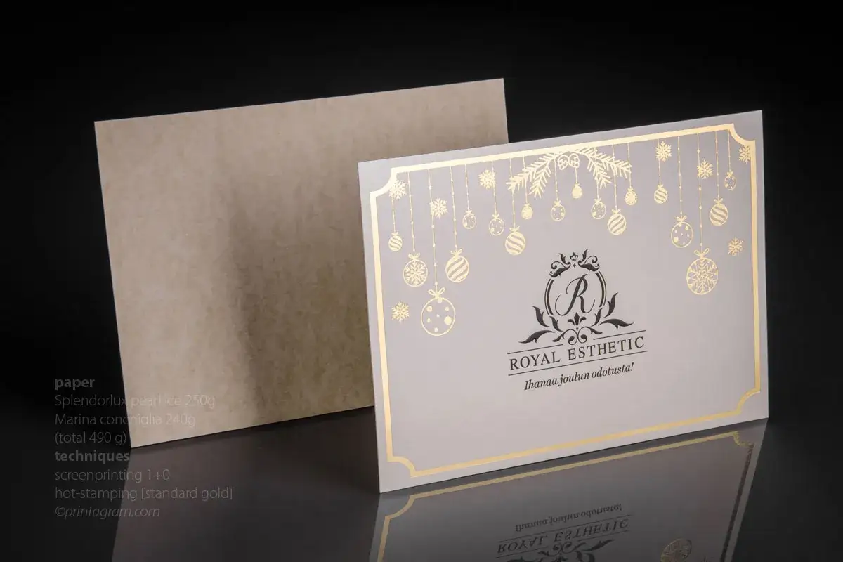 Eleganckie zaproszenie z subtelnymi złotymi zdobieniami, które unikają objawów kiczu. Hot-stamping złoceniami dodaje klasy.