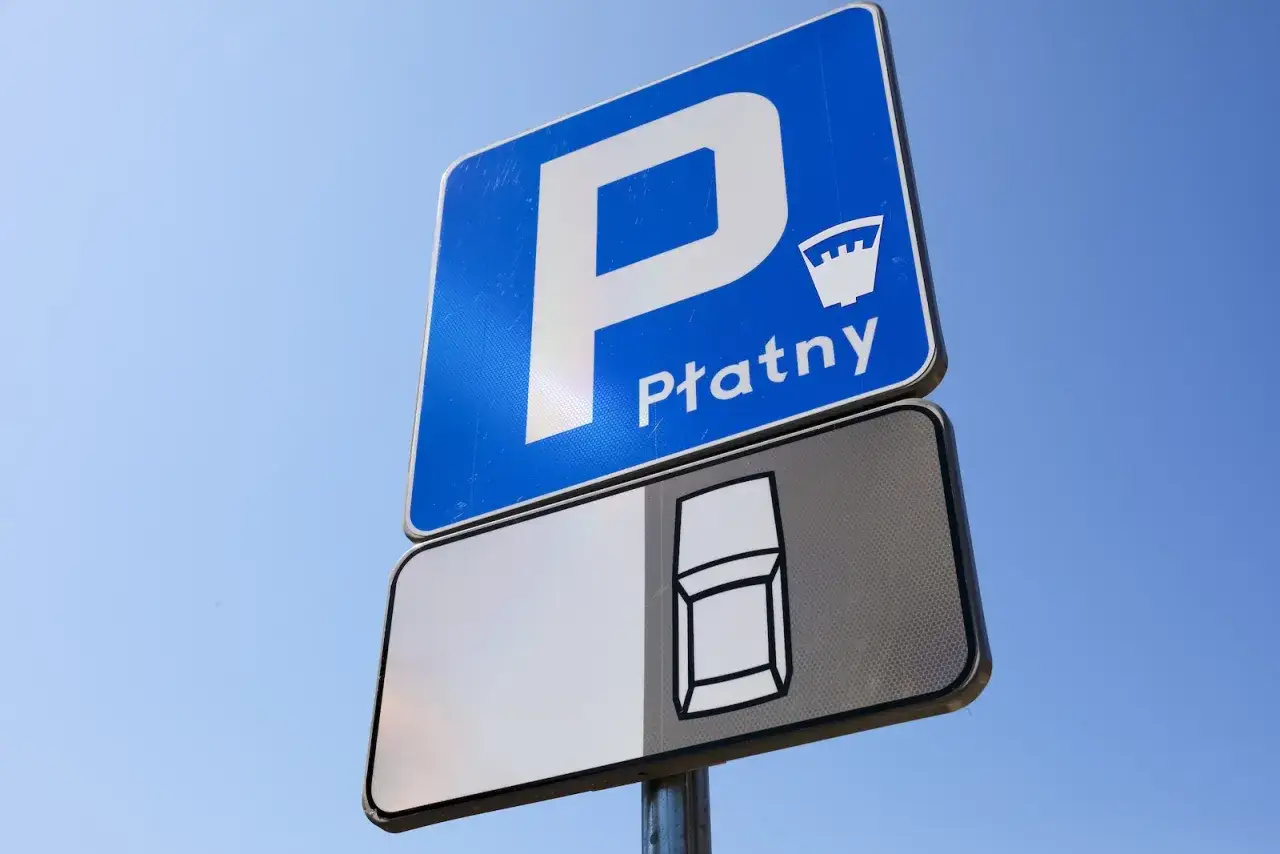 Znak informuje, gdzie można parkować przyczepy kempingowe. Płatny parking dla kamperów.
