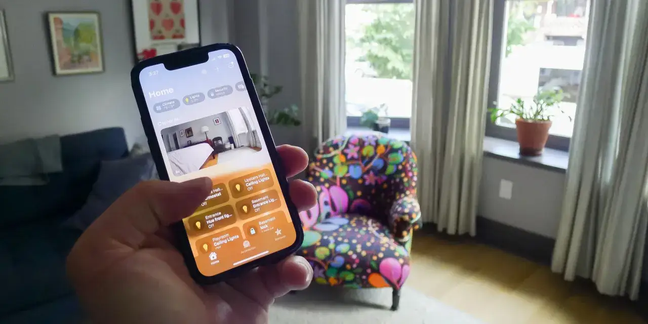 Mano sujetando iPhone mostrando la app Home, con la que puedes configurar Siri para controlar tu hogar inteligente.