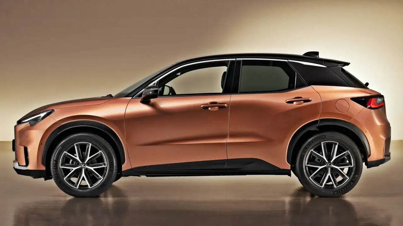Boczny profil miedzianego Lexusa LBX. Zwróć uwagę na jego kompaktowe lexus lbx wymiary, idealne do miasta.