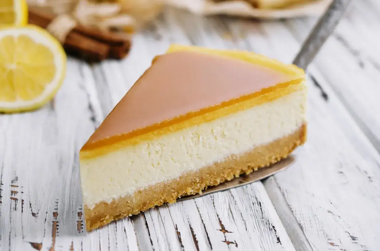 Pyszny sernik na zimno z mascarpone, z delikatną galaretką i cytrynową nutą, na kruchym spodzie.