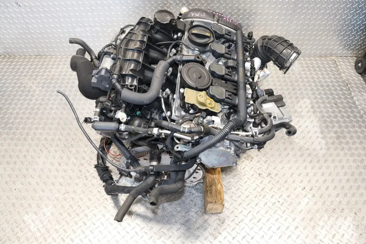 Motore automobilistico complesso, con tubi e cavi. Il suo **TFSI significato** &egrave; Turbo Fuel Stratified Injection, una tecnologia di iniezione diretta di benzina.