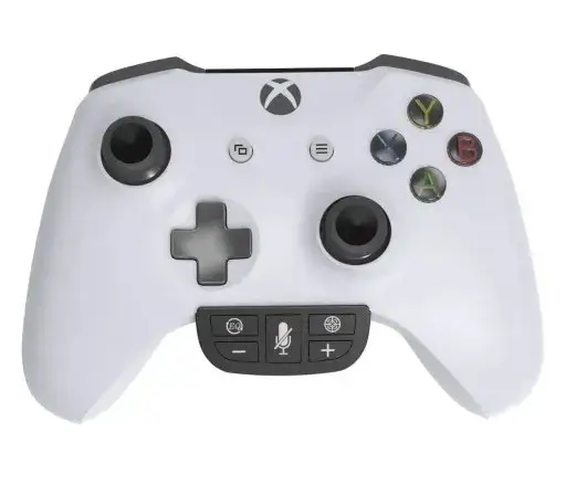 kontroler xbox z podłączonymi słuchawkami przewodowymi