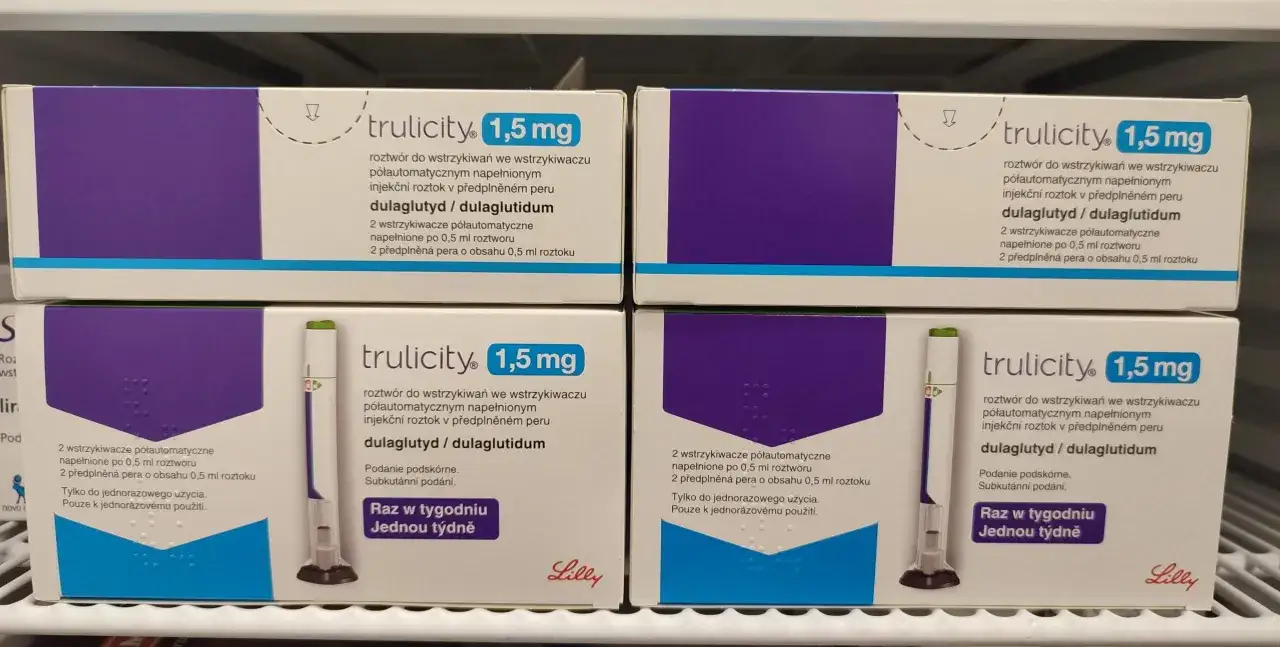 Cztery opakowania leku Trulicity 1,5 mg, zawierające po dwa wstrzykiwacze półautomatyczne z roztworem do wstrzykiwań.