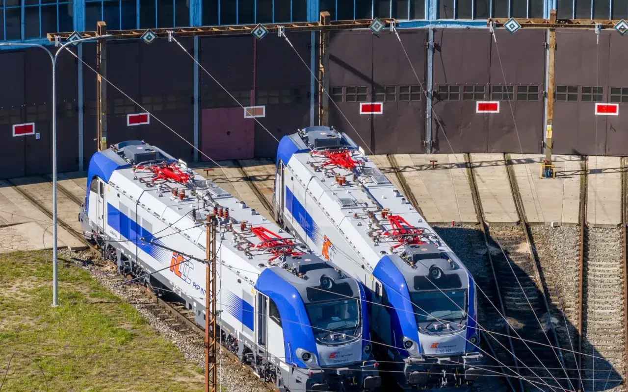 Dwa nowoczesne lokomotywy PKP Intercity stoją obok siebie. Ich potężny silnik lokomotywy jest gotowy do pracy.