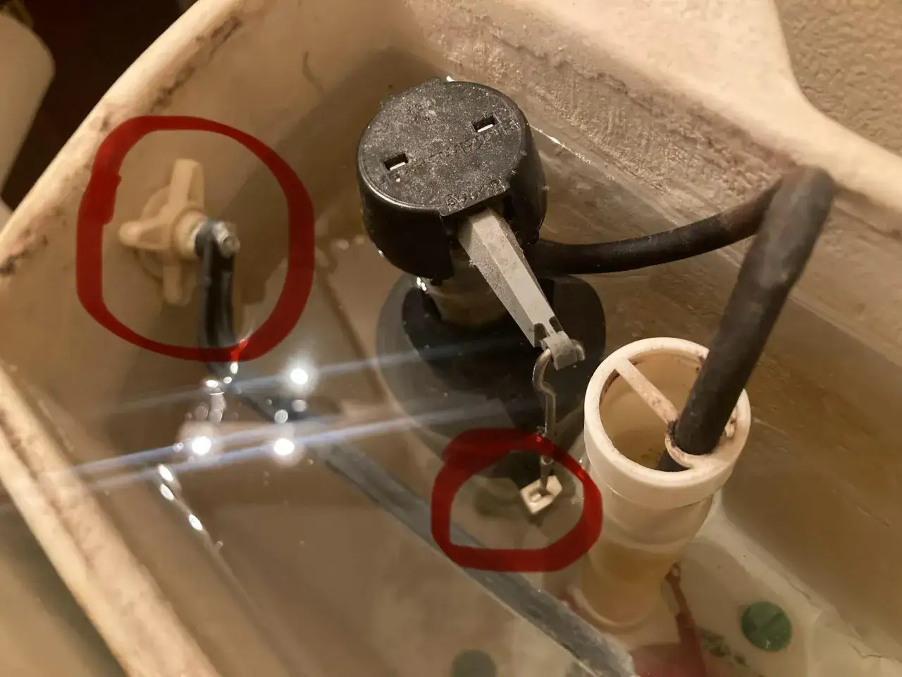 Meccanismo interno del WC con galleggiante wc perde acqua. Le aree rosse evidenziano possibili punti di perdita.