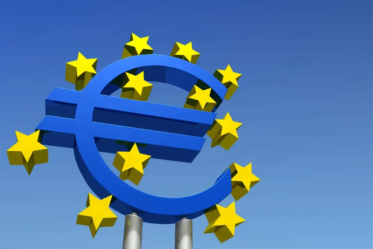 Das Euro-Symbol, umgeben von gelben Sternen, symbolisiert die europäische Wirtschaft und ihre Instrumente.