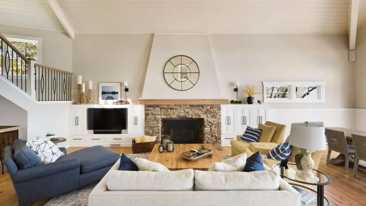 Ideas para decorar una chimenea rústica: piedra, madera y detalles acogedores en un salón moderno.
