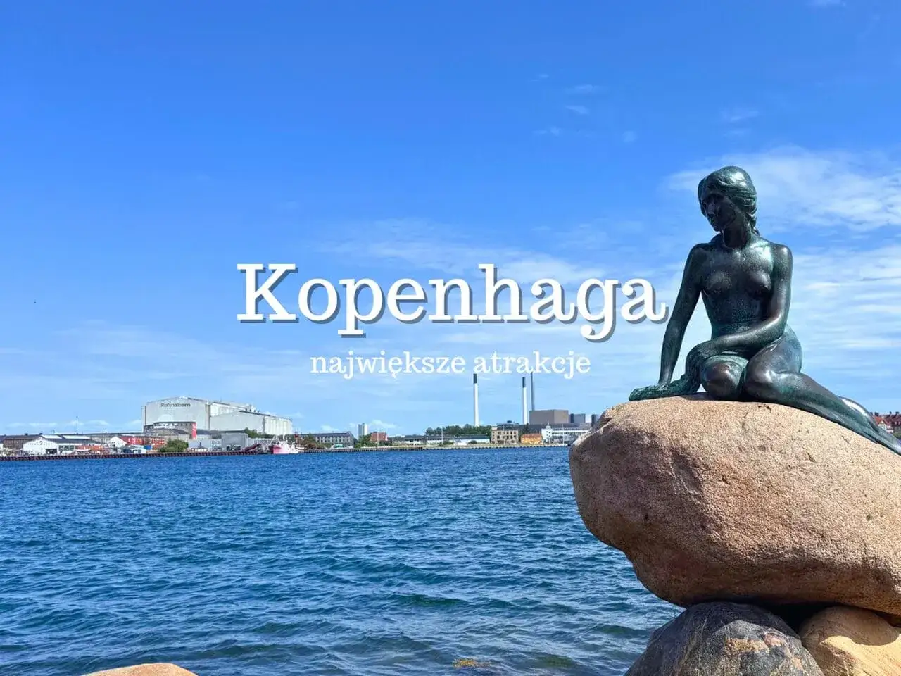 Mała Syrenka na skale, symbol Kopenhagi w jeden dzień. W tle port i błękitne niebo.