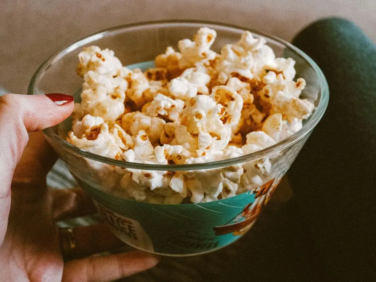 Chrupiący popcorn na patelni, gotowy do filmowego wieczoru. Idealna przekąska.