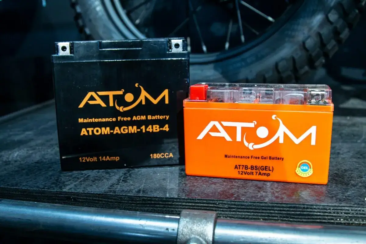 Dos bater&iacute;as ATOM para moto: una AGM de 12V 14Ah y otra GEL de 12V 7Ah. &iquest;Qu&eacute; bater&iacute;a lleva mi moto?
