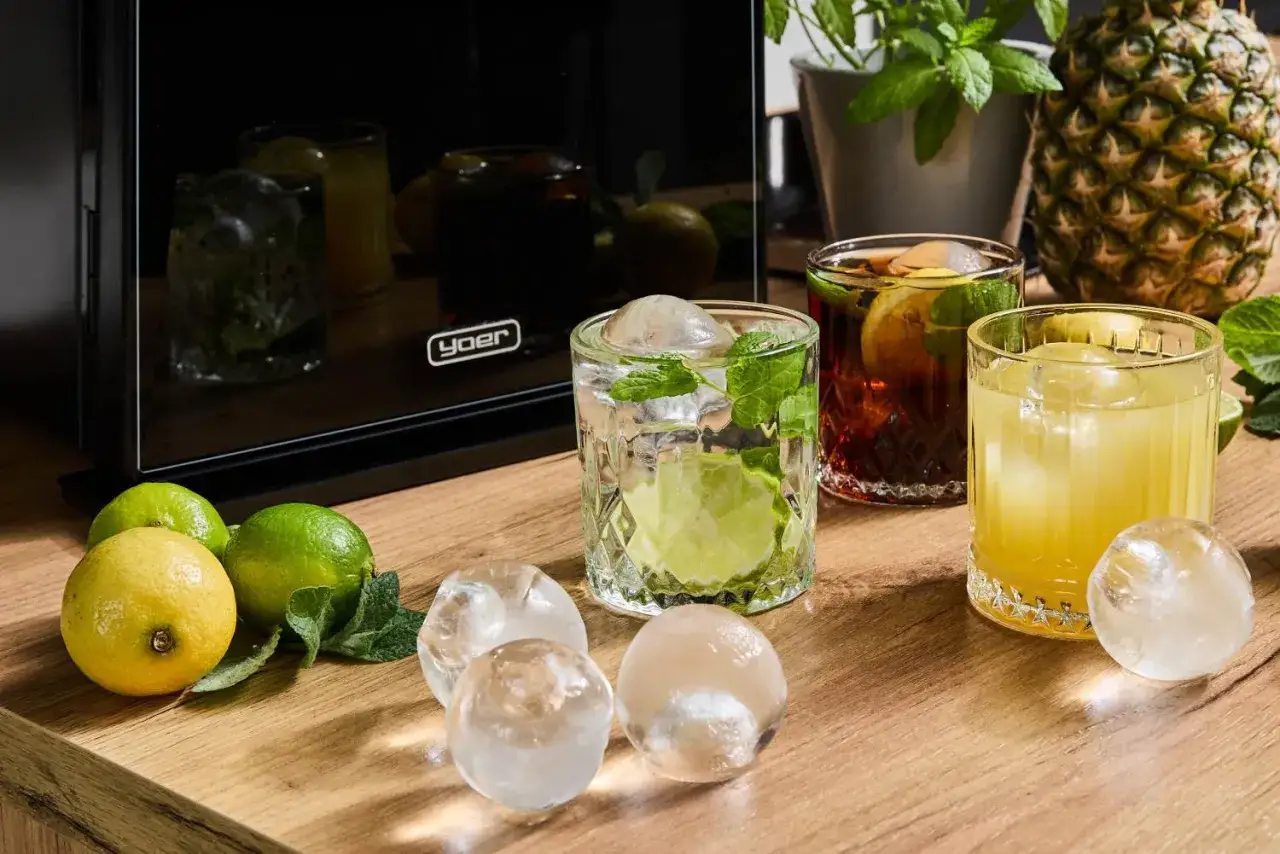 Dlaczego gin z tonikiem smakuje gorzko przy złym doborze lodu? Okrągłe kostki lodu i cytrusy do drinków.