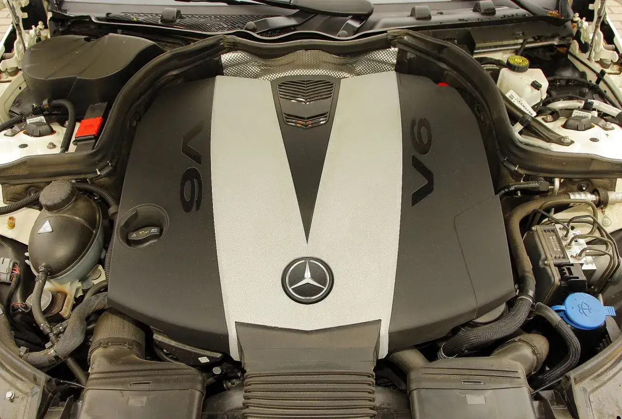 Silnik V6 w Mercedesie w212 coupe, gotowy do jazdy.