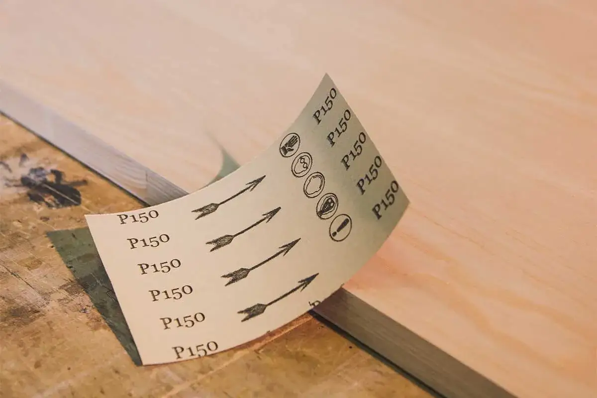 Carta vetrata P150 pronta per la finitura legno. Le frecce indicano la direzione del lavoro.