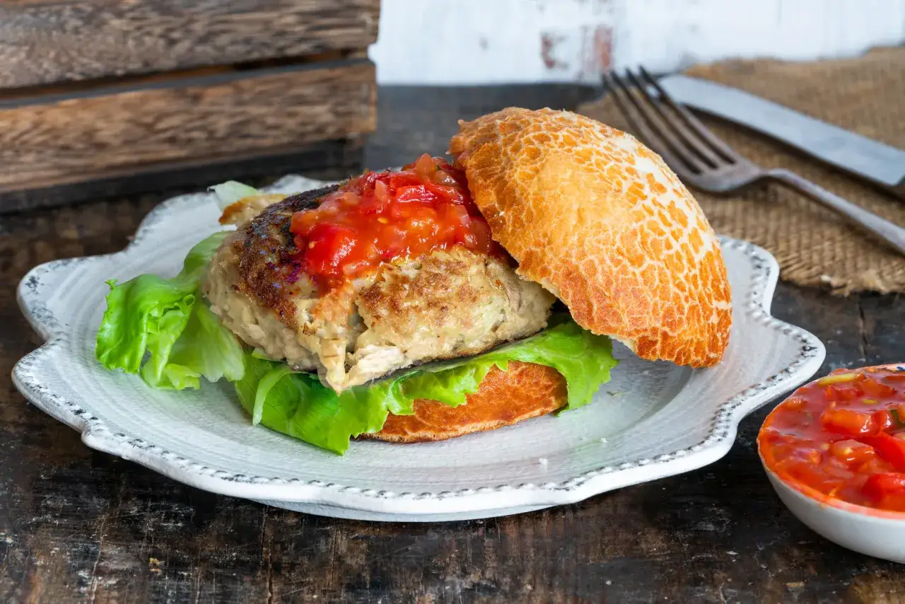 panino hamburger di pesce assemblato
