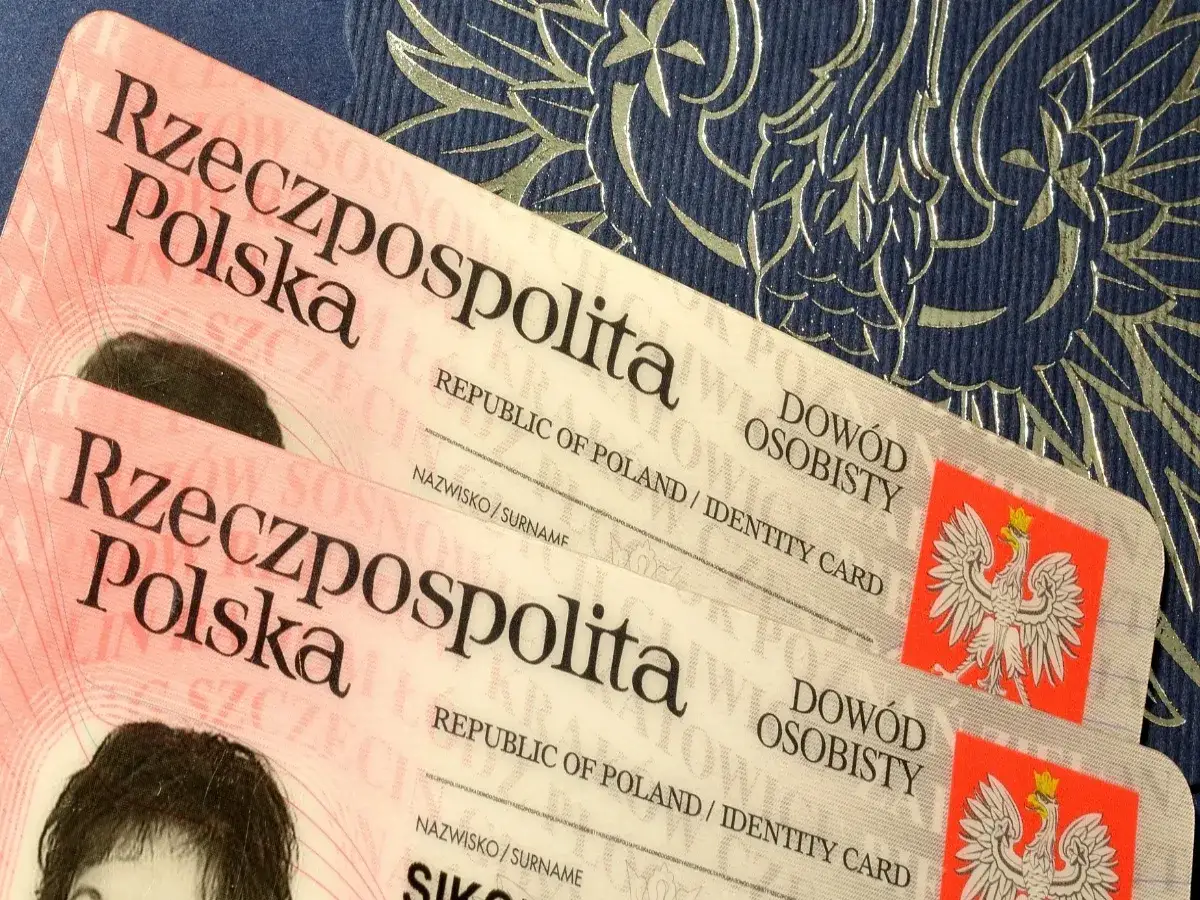 Dwa polskie dowody osobiste leżą na granatowym tle z orłem. Dowiedz się, jak zastrzec dowód osobisty w razie zgubienia.