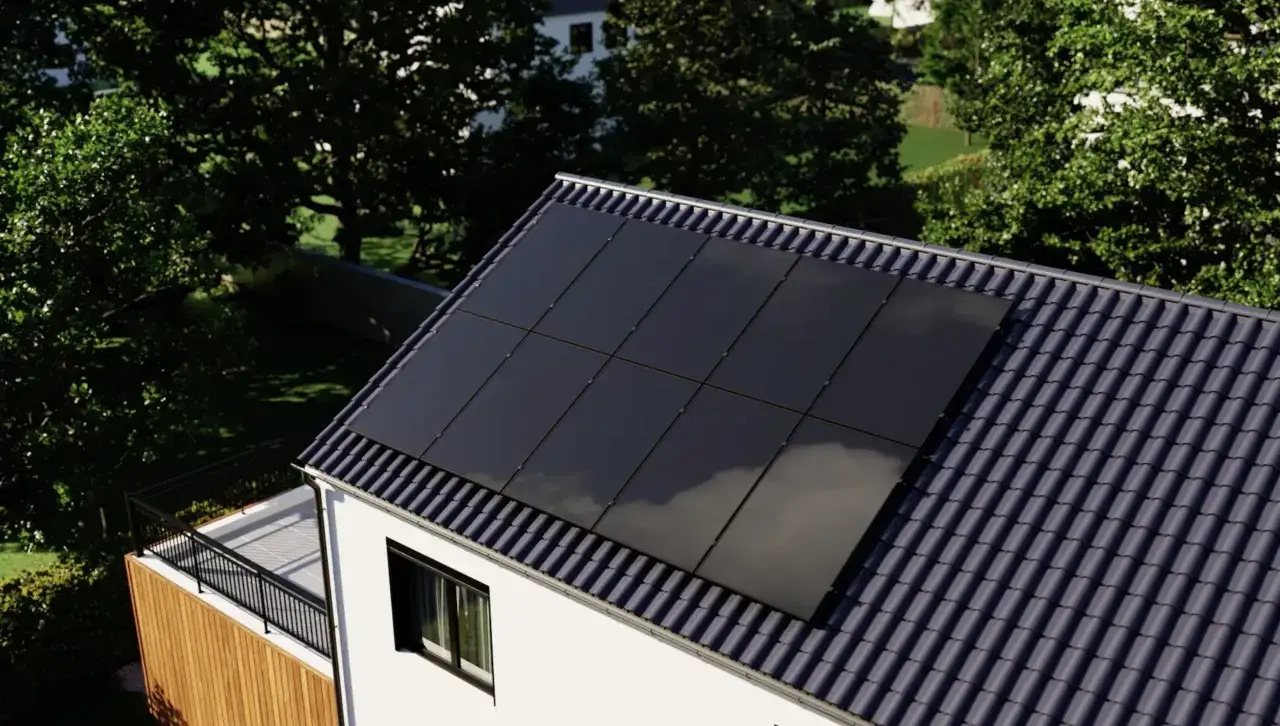 Panneaux solaires noirs sur le toit d'une maison moderne, un exemple de dp mairie photovolta&iuml;que pour un avenir durable.