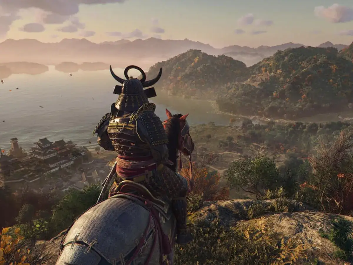 Samuraj na koniu obserwuje krajobraz w grze Assassin's Creed Shadows. W oddali widać jezioro i góry.