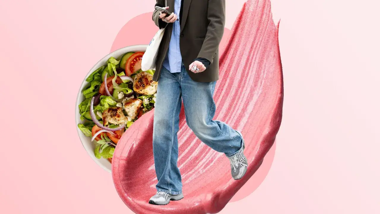 Persona camina con una ensalada, evitando que sea malo tener sueño después de comer.