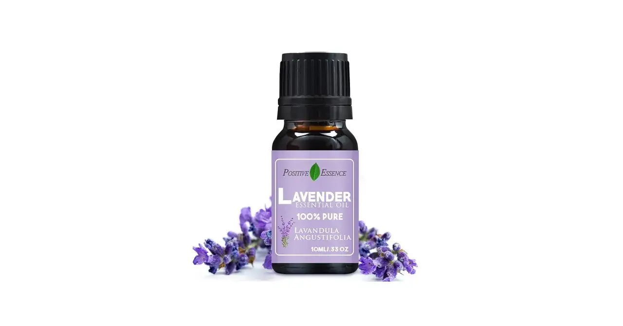 Flacon d'huile essentielle de lavande vraie, entouré de fleurs de lavande. Découvrez les lavande vraie bienfaits pour la relaxation.