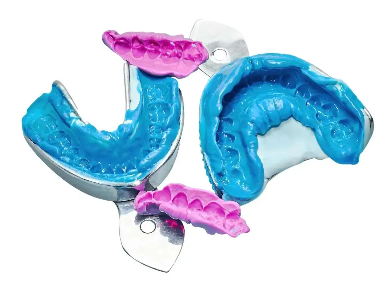 Impronta denti in silicone blu e rosa, dettagli precisi per un sorriso perfetto.