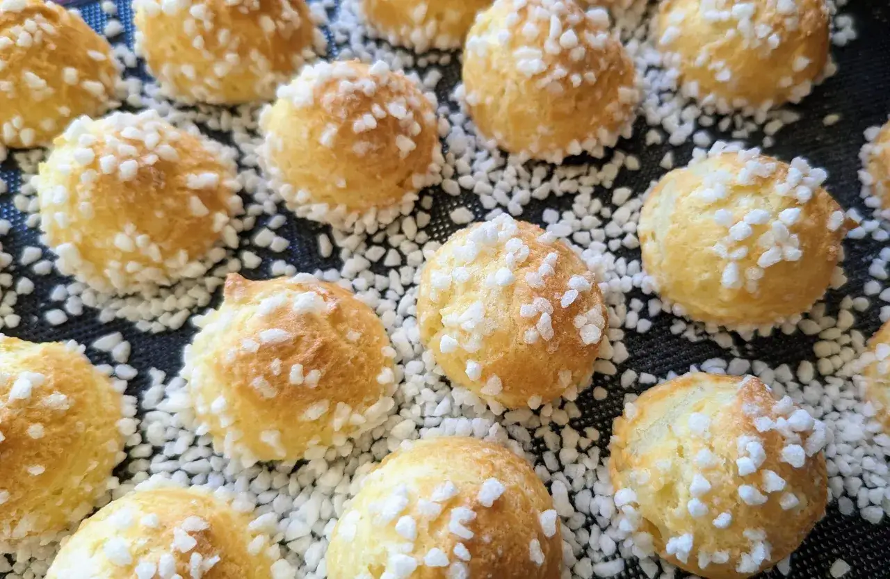 Chouquettes dor&eacute;es et croustillantes, parsem&eacute;es de sucre perl&eacute;, pr&ecirc;tes &agrave; &ecirc;tre d&eacute;gust&eacute;es. Une recette facile pour un plaisir gourmand.