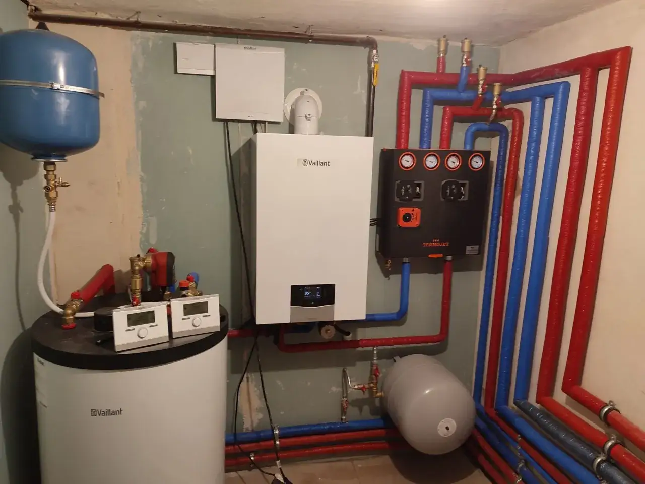 Nowoczesne podłączenie pieca gazowego Vaillant z zasobnikiem i rozdzielaczem. System ogrzewania gotowy do pracy.