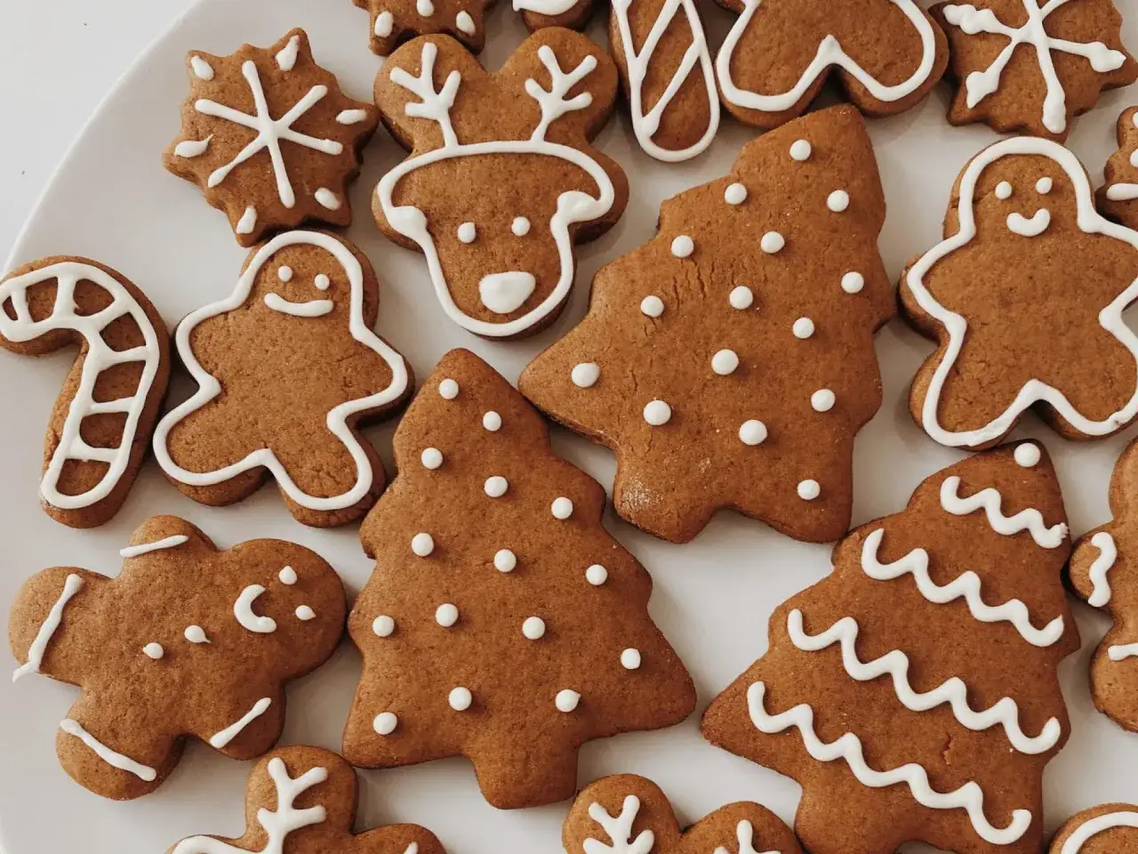 Weihnachtliche Sally Cookies: Lebkuchenm&auml;nnchen, Tannenb&auml;ume und ein Rentier mit wei&szlig;er Glasur.