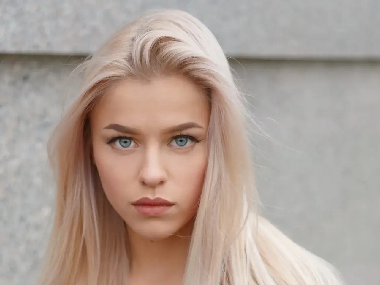 Jasna karnacja i blond włosy idealnie współgrają z delikatnymi kolorami.