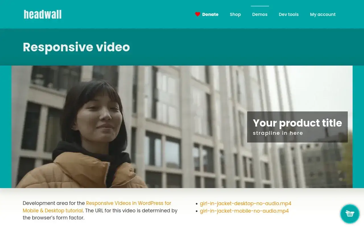 Jeune femme devant un immeuble, avec des liens vers des vidéos connexes pour le développement web.
