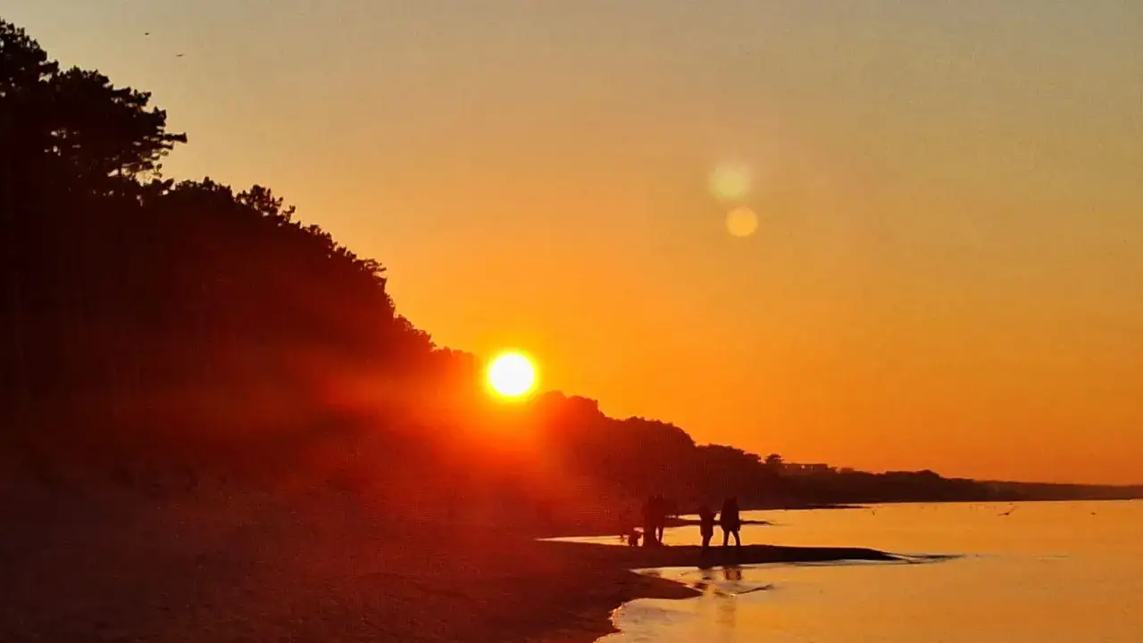 Zachód słońca nad morzem w Mielnie. Spacer po plaży, romantyczne chwile, idealne mielno atrakcje dla dorosłych.